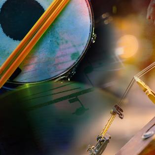 Collage verschiedener Instrumente, Cello, Schlagzeug, Noten 