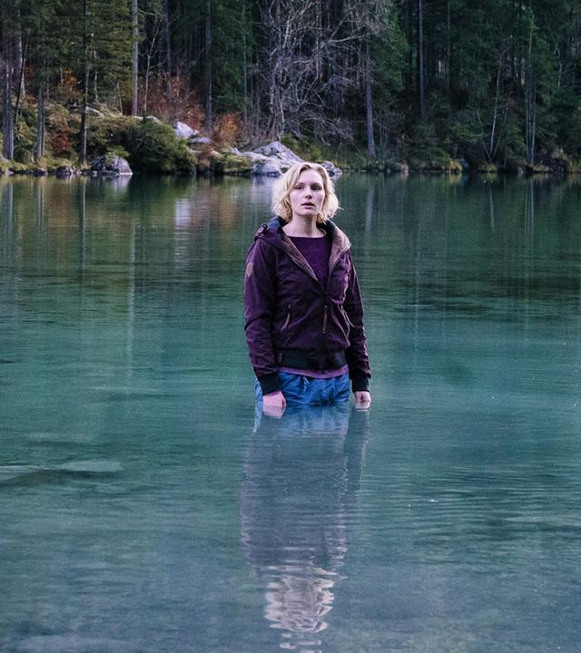 Luisa (Rosalie Thomass) ist verzweifelt und ins kalte Wasser des Sees gerannt.