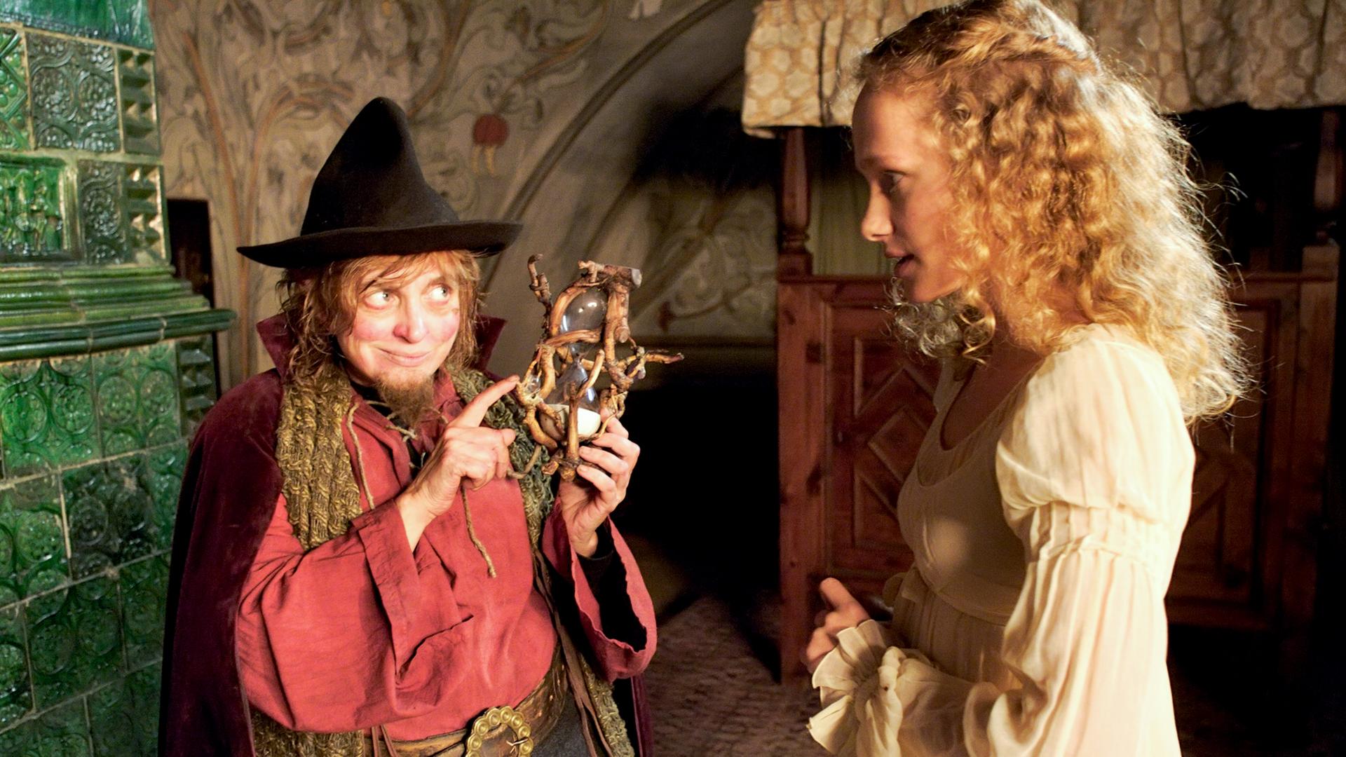 Männchen zeigt Mädchen eine Sanduhr