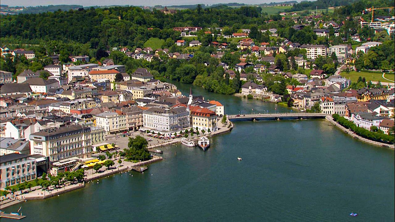 Stadt, an einem See gelegen, aus der Vogelperspektive