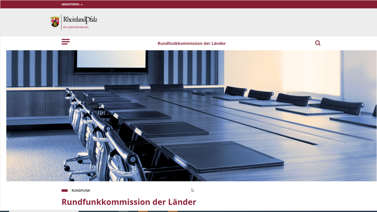 Die Webseite der Rundfunkkommission der Länder zeigt einen leeren Konferenztisch