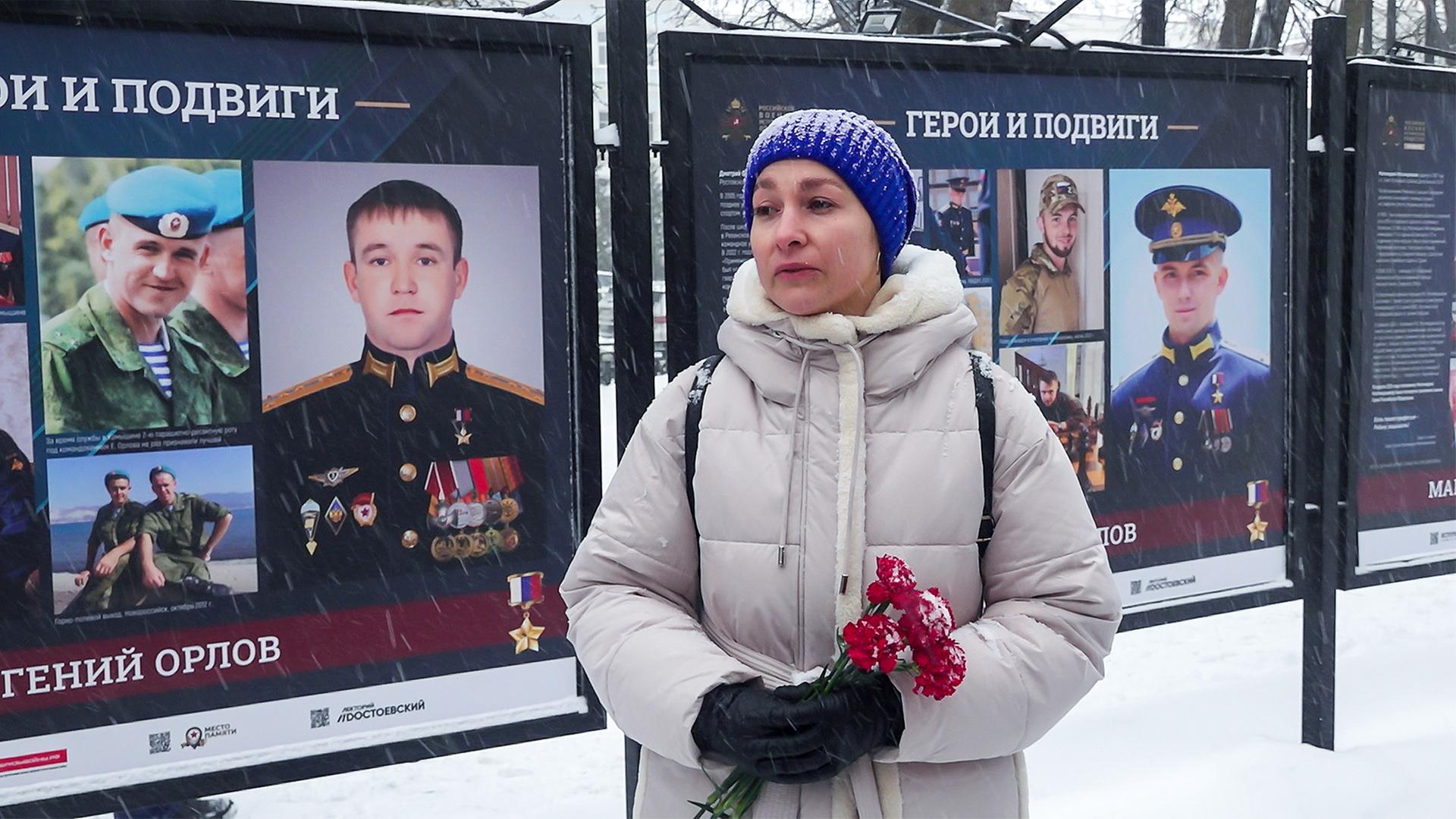 Reporter Russlands Zukunft – Leben in der Ungewissheit (Teil 1) Frau bei einer Ausstellung mit dem Titel «Helden und Heldentaten»  Copyright: SRG SSR