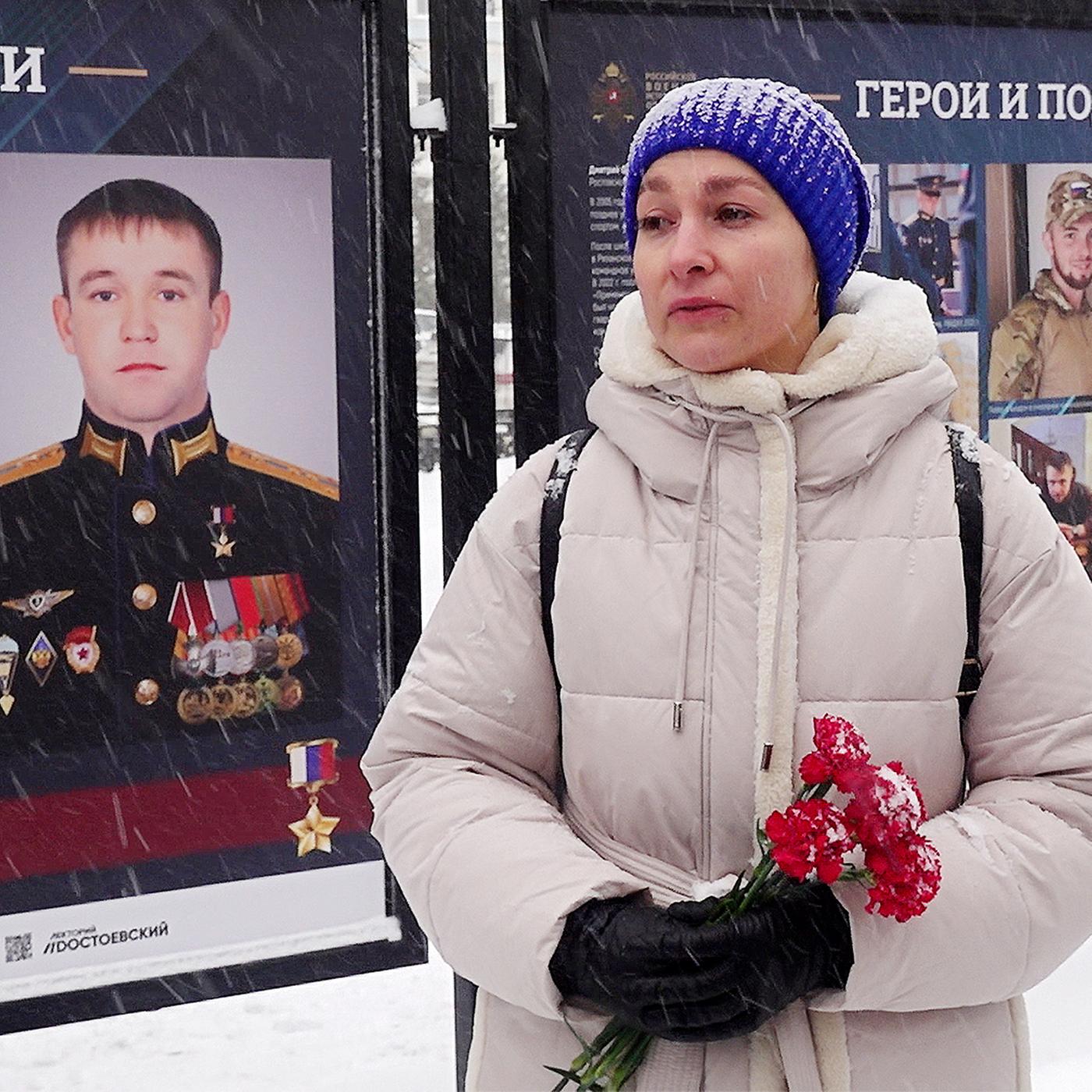 Teilnehmerin einer Foto-Ausstellung: „ Helden und Heldentaten“ in Moskau