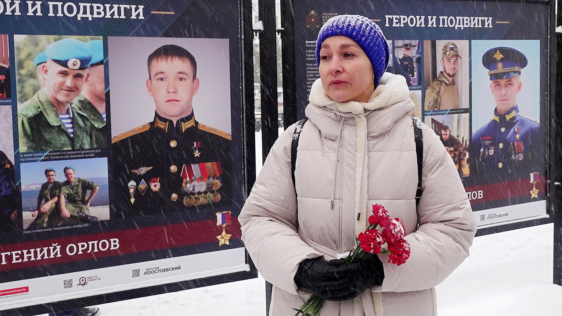 Teilnehmerin einer Foto-Ausstellung: „ Helden und Heldentaten“ in Moskau