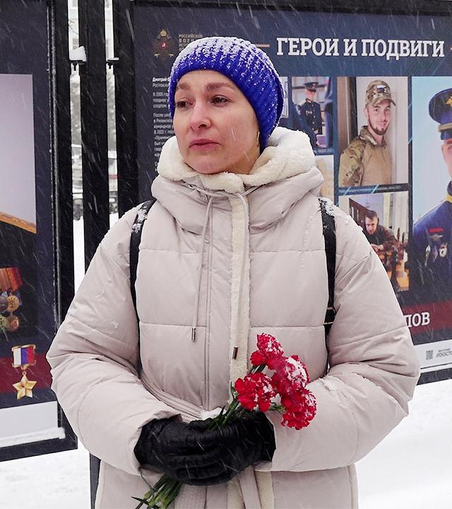 Teilnehmerin einer Foto-Ausstellung: „ Helden und Heldentaten“ in Moskau