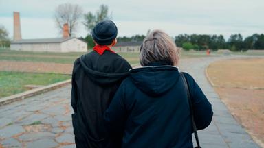 Ein Mann und eine Frau auf einem Weg.