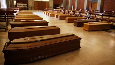 Viele Särge mit Corona-Opfern in einer Kirche in Bergamo