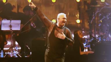 Sam Smith im schwarzen Netzoberteil auf der Bühne.