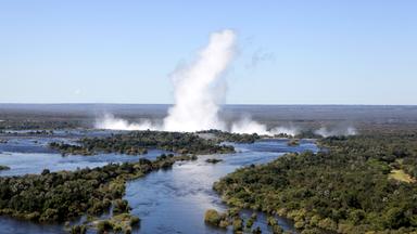 Viktoriafälle des Flusses Sambesi von hinten gesehen