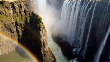 Ein Wasserfall von oben gesehen