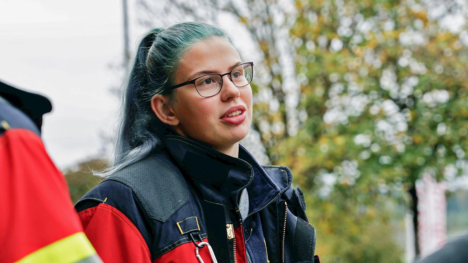 Nahaufnahme von junger Frau in Uniform