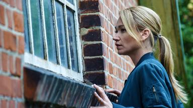 Sarah (Lisa Maria Potthoff) schleicht zum Apfellager, in dem Anna Mehringer, Thomas Lichter und Götz Weiler bedroht werden.