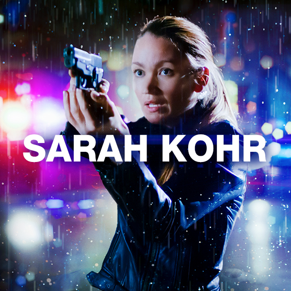 eine Frau zielt mit einer Pistole im Hintergrund Licht- und Regenreflexe