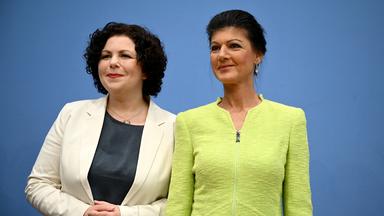 Zwei Frauen in Business-Kleidung stehen nebeneinander