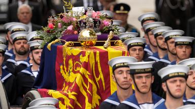 Sargträger tragen den Sarg der Queen zur Zeremonie in die Kathedrale Westminster Abbey.