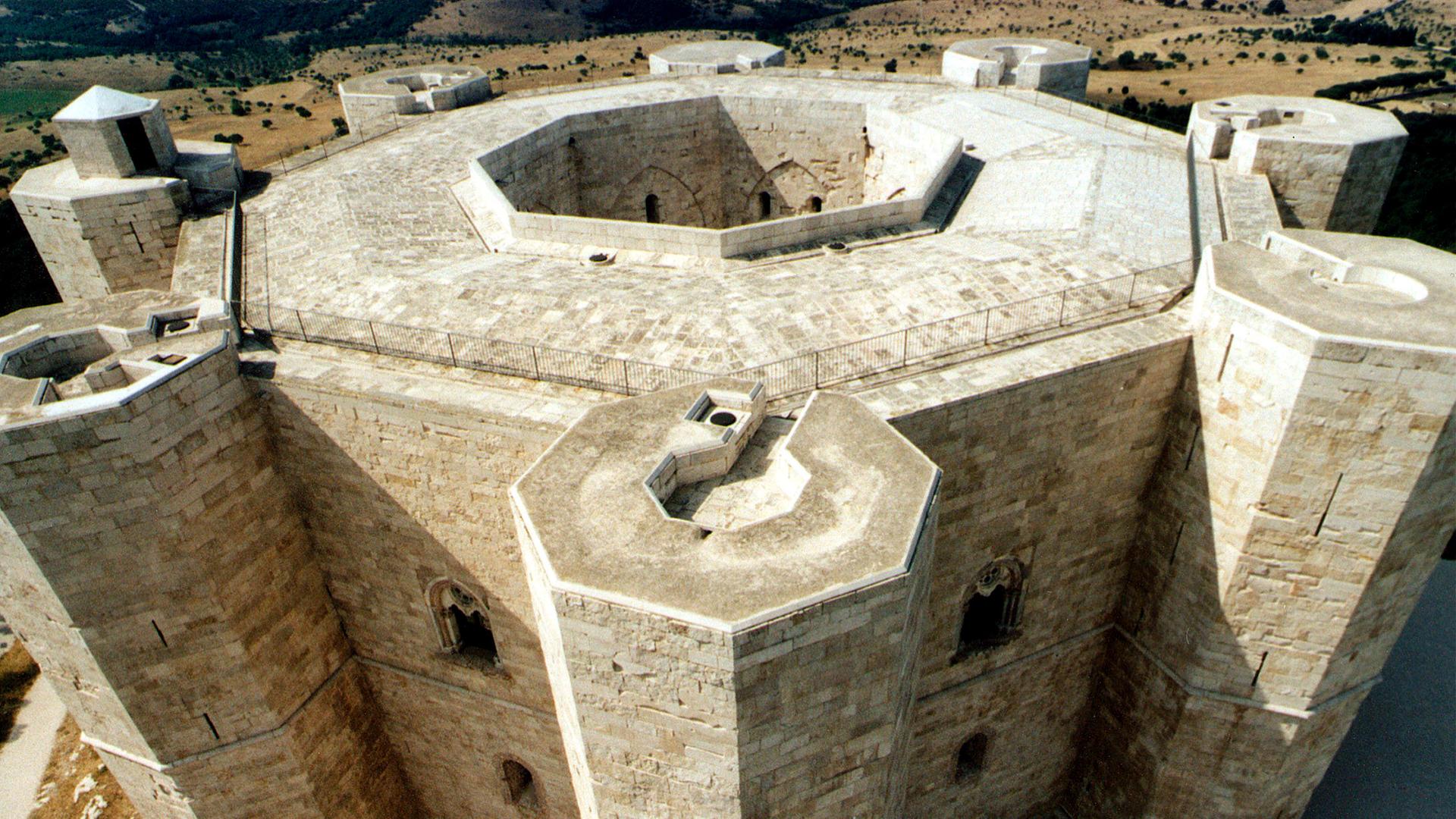 Das beeindruckende Castel del Monte von schräg oben.