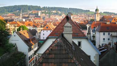 Luftansicht von hausdächern in LeLocle.