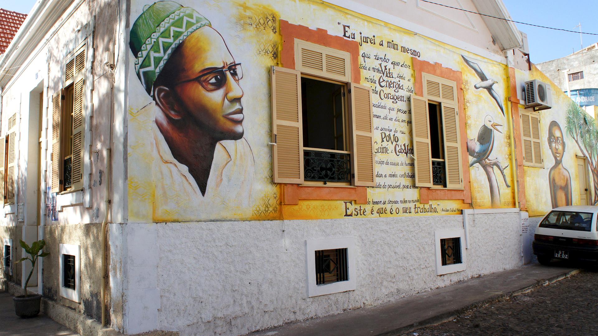 Haus in Praia, der aktuellen Hauptstadt der Kapverden, mit einem Portrait von Amilcar Cabral, Dichter, Politiker, Nationalheld.
