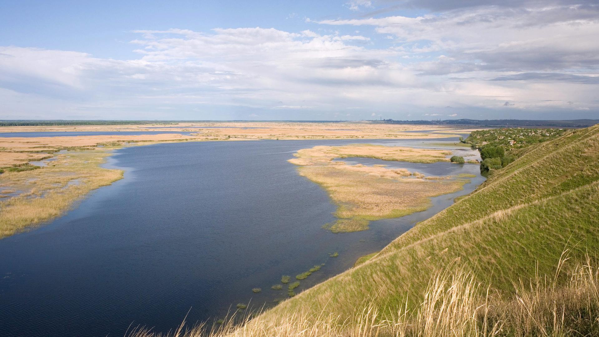 Blick auf das blaue Wasser und die Hügel des Donaudelta in Rumänien