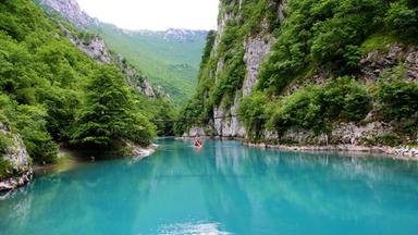 Ein Floß auf einem blauen Gewässer.