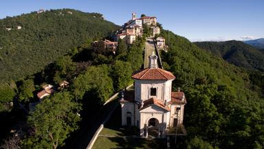 Blick von oben auf den Sacro Monte di Varese in der Lombardei mit den Klosterbauten