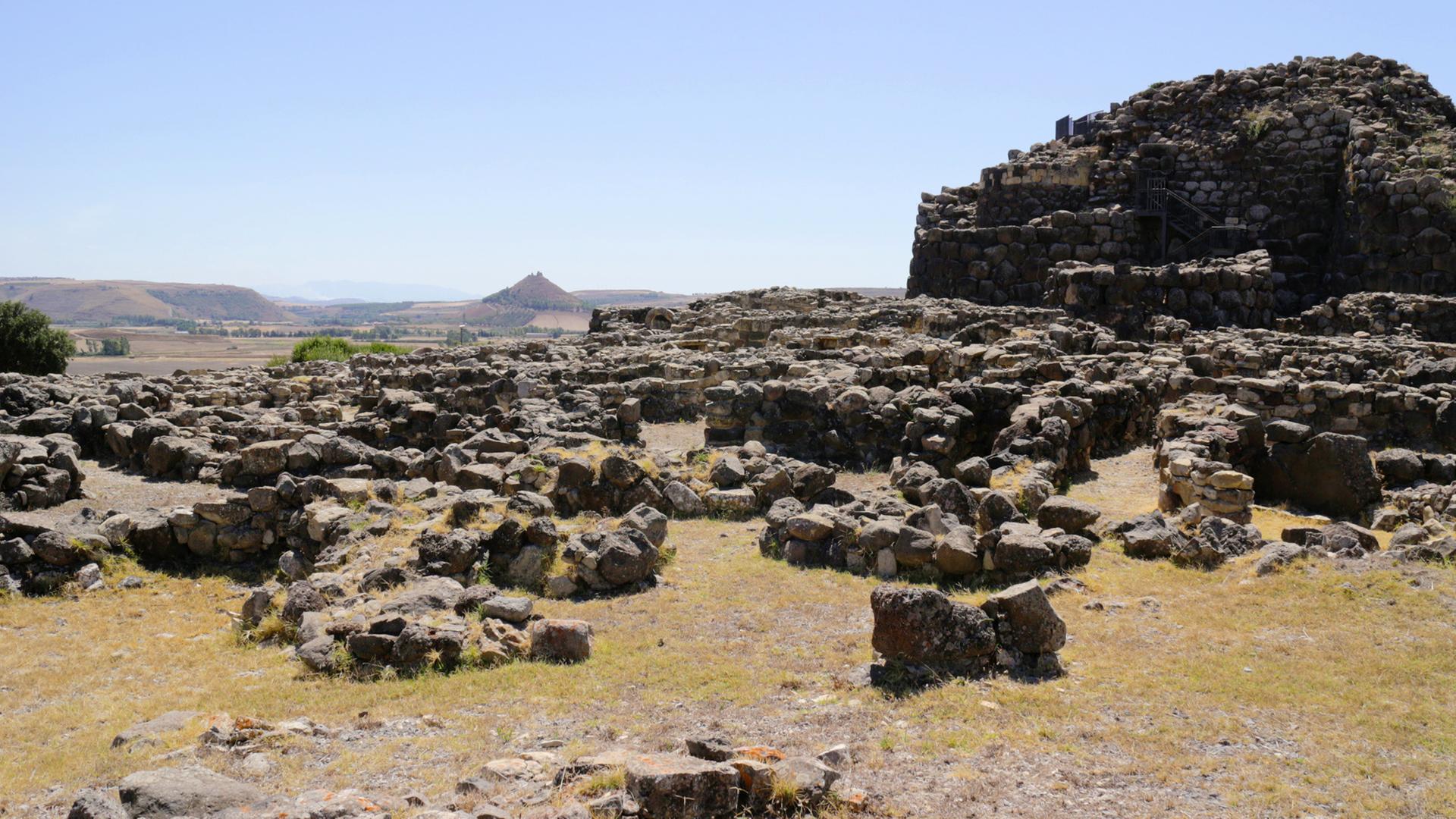 Landschaft mit Stümpfen megalithischer Bauten.