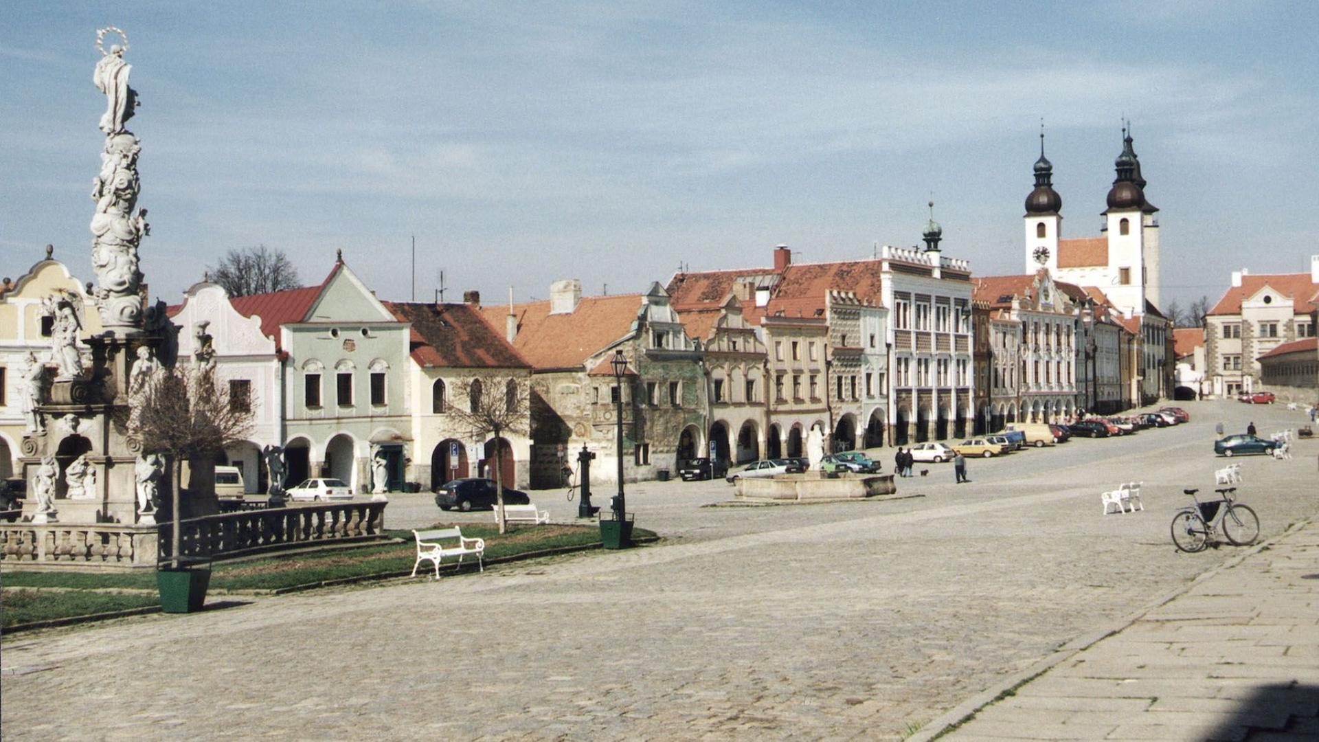 Ein Markplatz mit umliegenden Häusern.