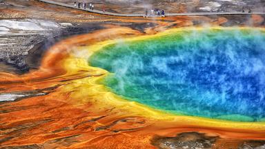 Blick auf eine farbenfrohe Thermalquelle