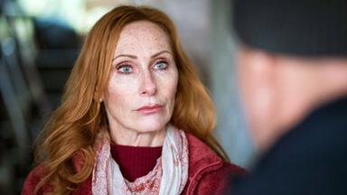 Anja (Andrea Sawatzki) blickt wütend auf ihren Mann, der vor ihr steht.