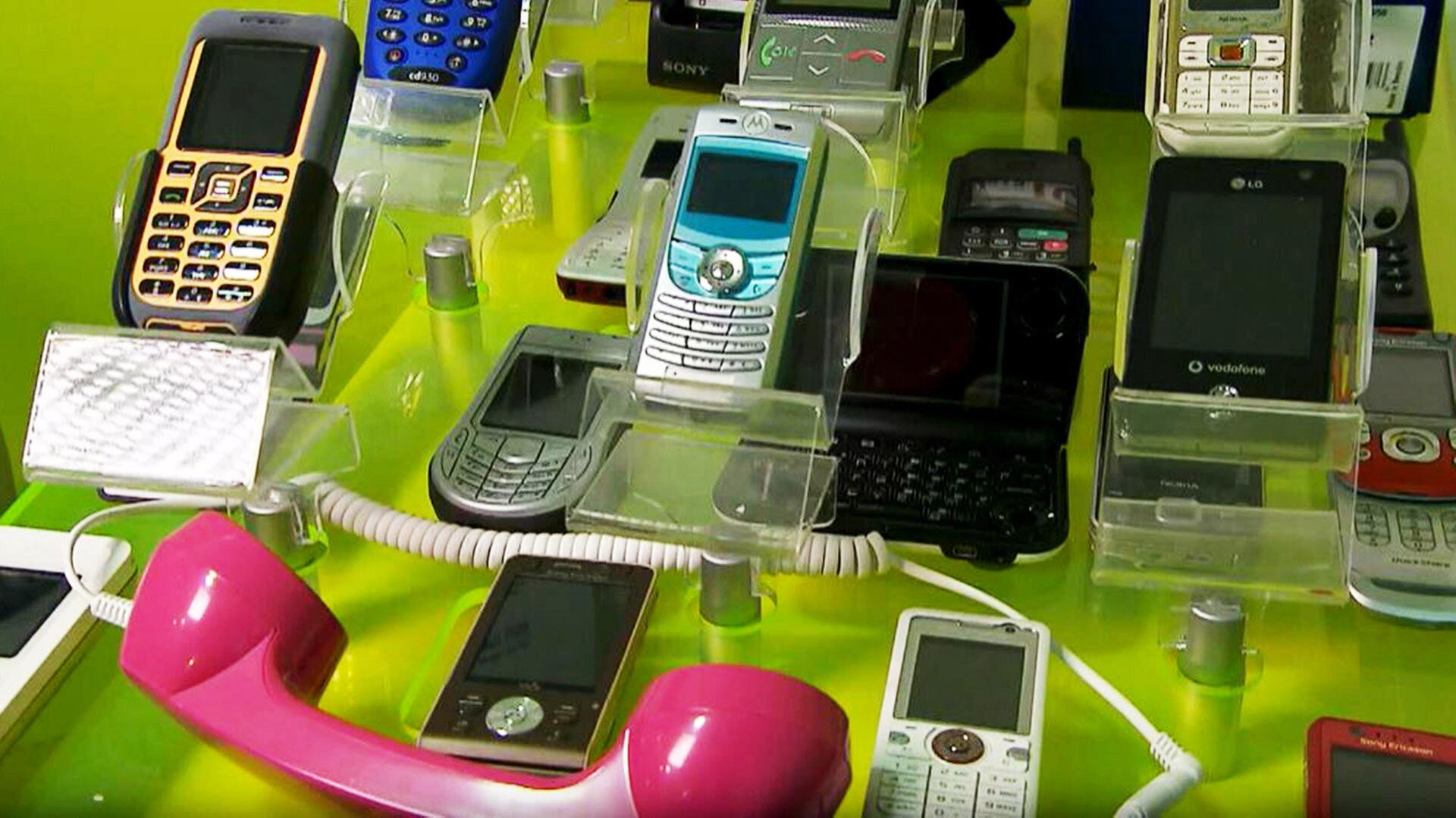 Handys auf grünem Untergrund