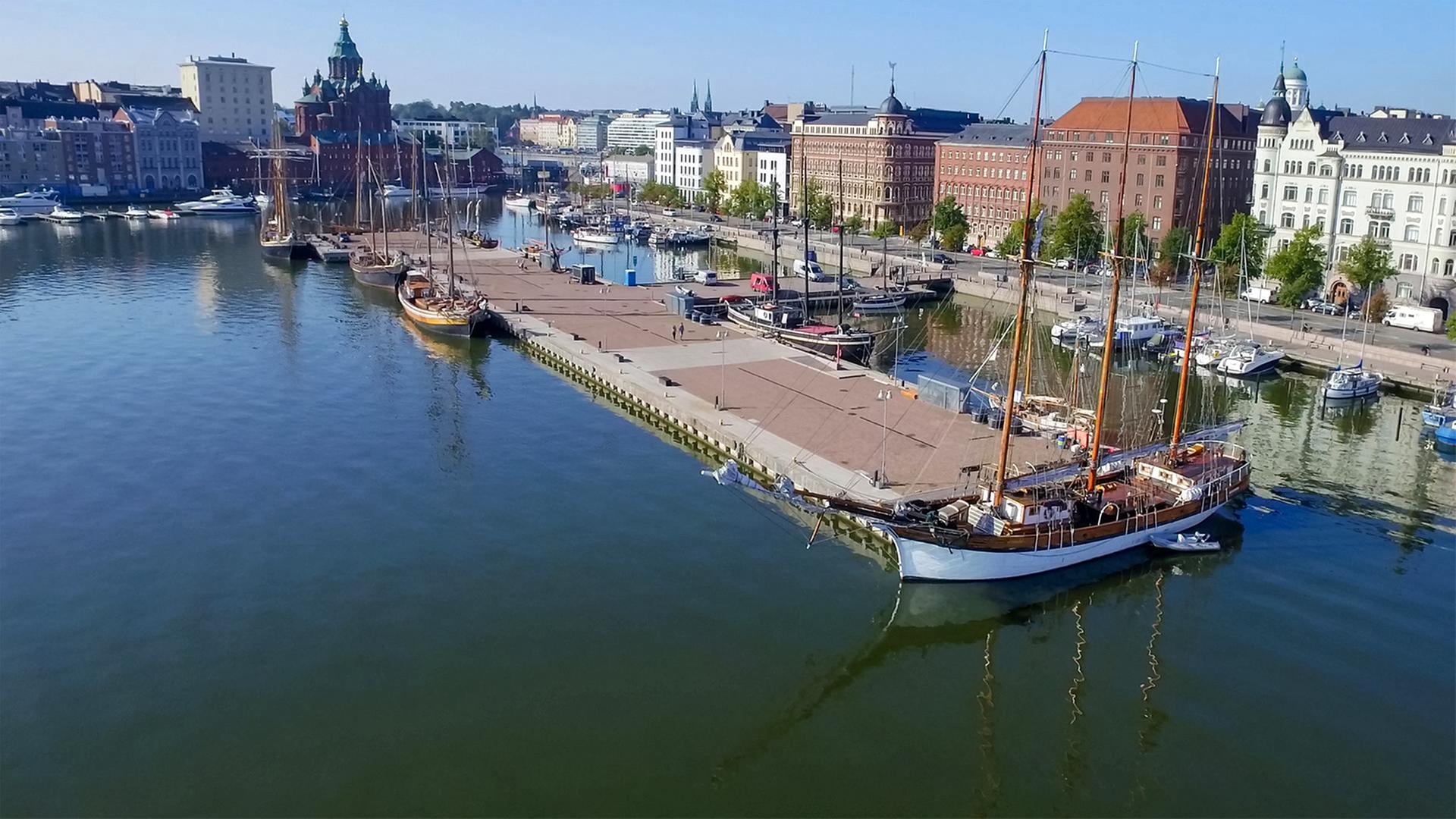 Schiffe liegen im Hafen Helsinkis