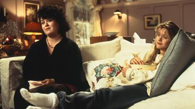 Annie (Meg Ryan, r.) und ihre Freundin Becky (Rosie O'Donnell, l.) schauen gemeinsam eine Romanze, doch dabei kann Annie nicht aufhören, an Sam zu denken und beginnt ihre Verlobung mit Walter in Frage zu stellen.