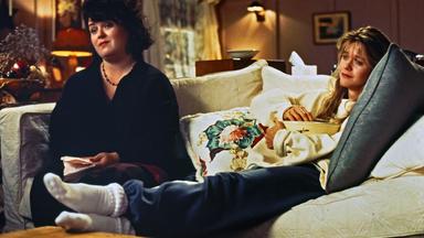 Annie (Meg Ryan, r.) und ihre Freundin Becky (Rosie O'Donnell, l.) schauen gemeinsam eine Romanze, doch dabei kann Annie nicht aufhören, an Sam zu denken und beginnt ihre Verlobung mit Walter in Frage zu stellen.