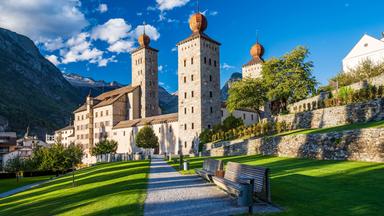 Stockalper Schloss an einem strahlend schönen Tag im Sonnenschein vor blauem Himmel