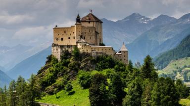 Schloss Tarasp hoch auf einem Berg gelegen 