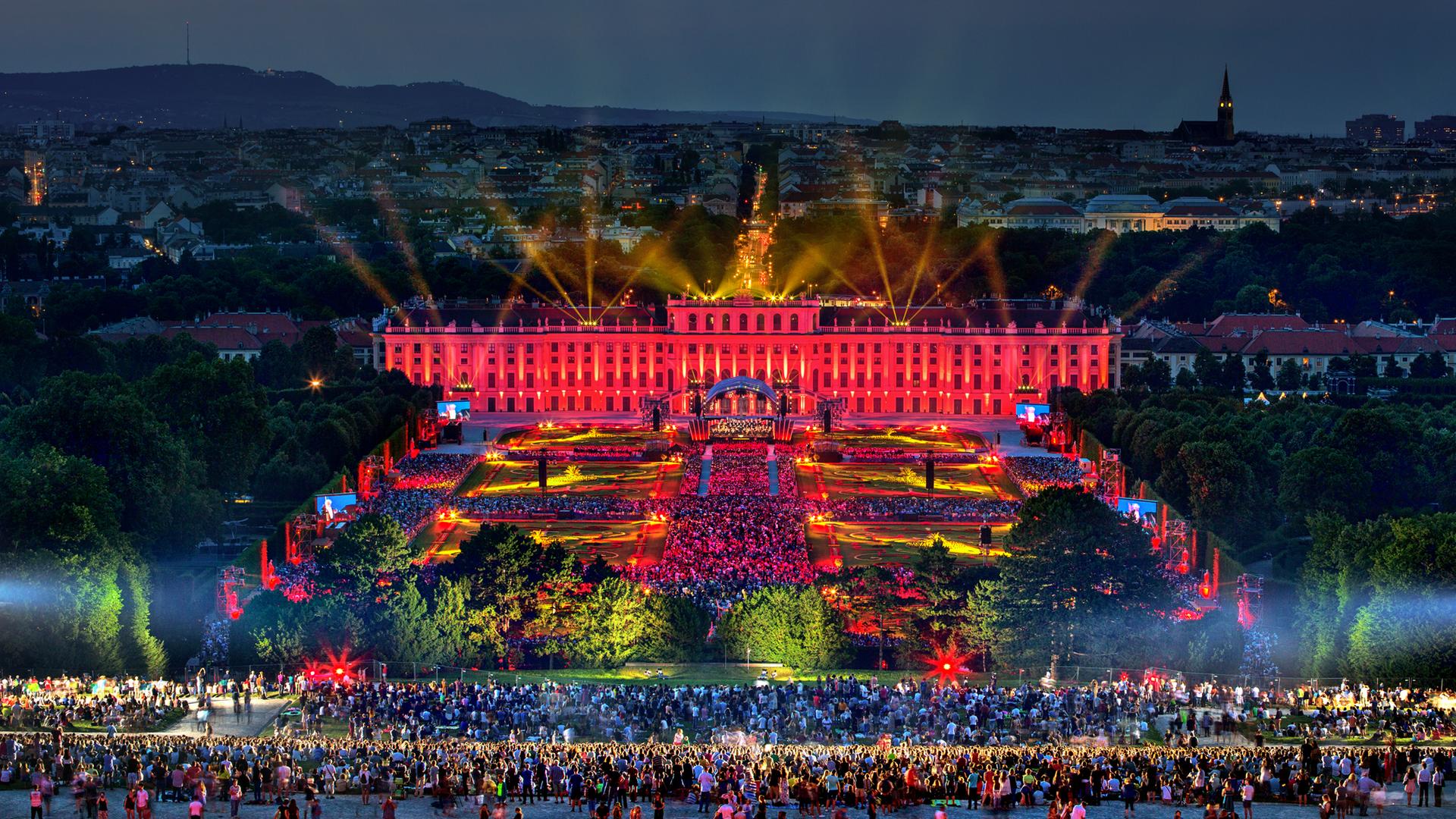 Die Bühne des Sommernachtskonzertes in rötliches Licht getaucht.