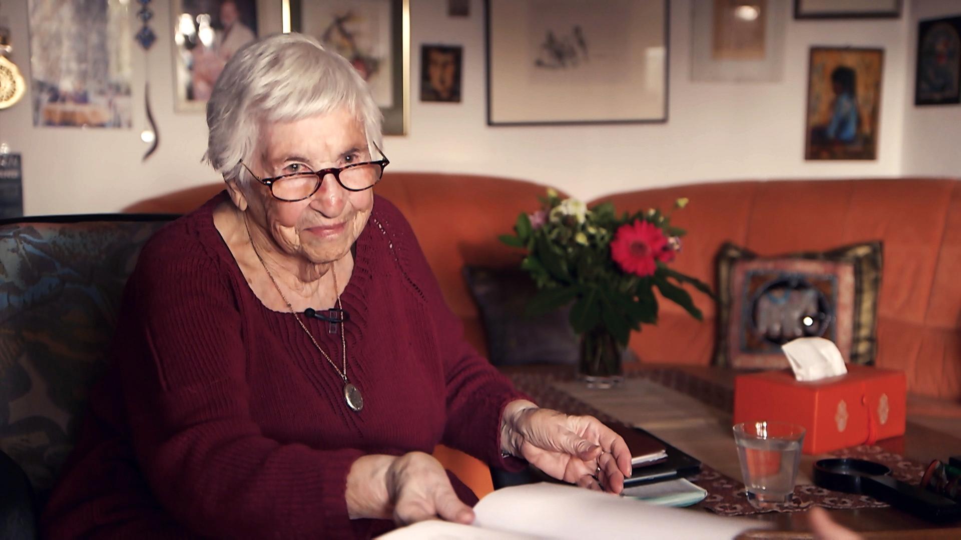 Esther Bejarano (93) in Hamburg: Sie hat im Mädchenorchester in Auschwitz gesungen.