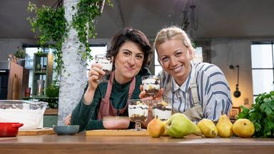Zwei Frauen halten Desserts in Gläsern in die Kamera.