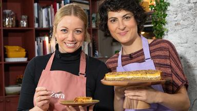 Zwei Fraue mit leckeren Gerichten.