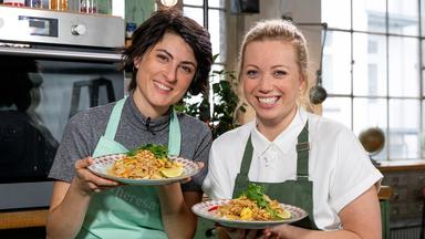 Zwei Frauen in einer Küche.