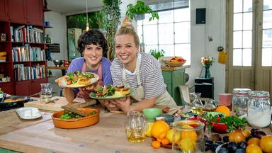 Zwei Frauen in einer Küche.