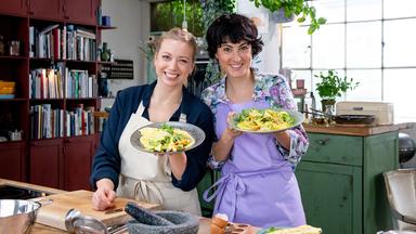 Zwei Frauen in einer Küche.