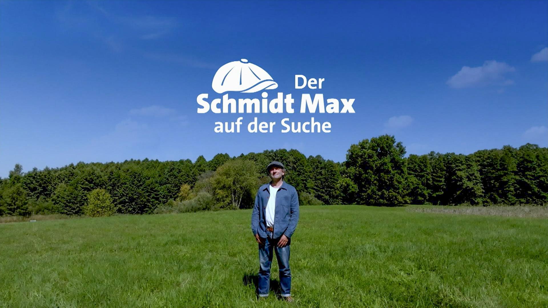 Schmidt Max steht auf einer Wiese 