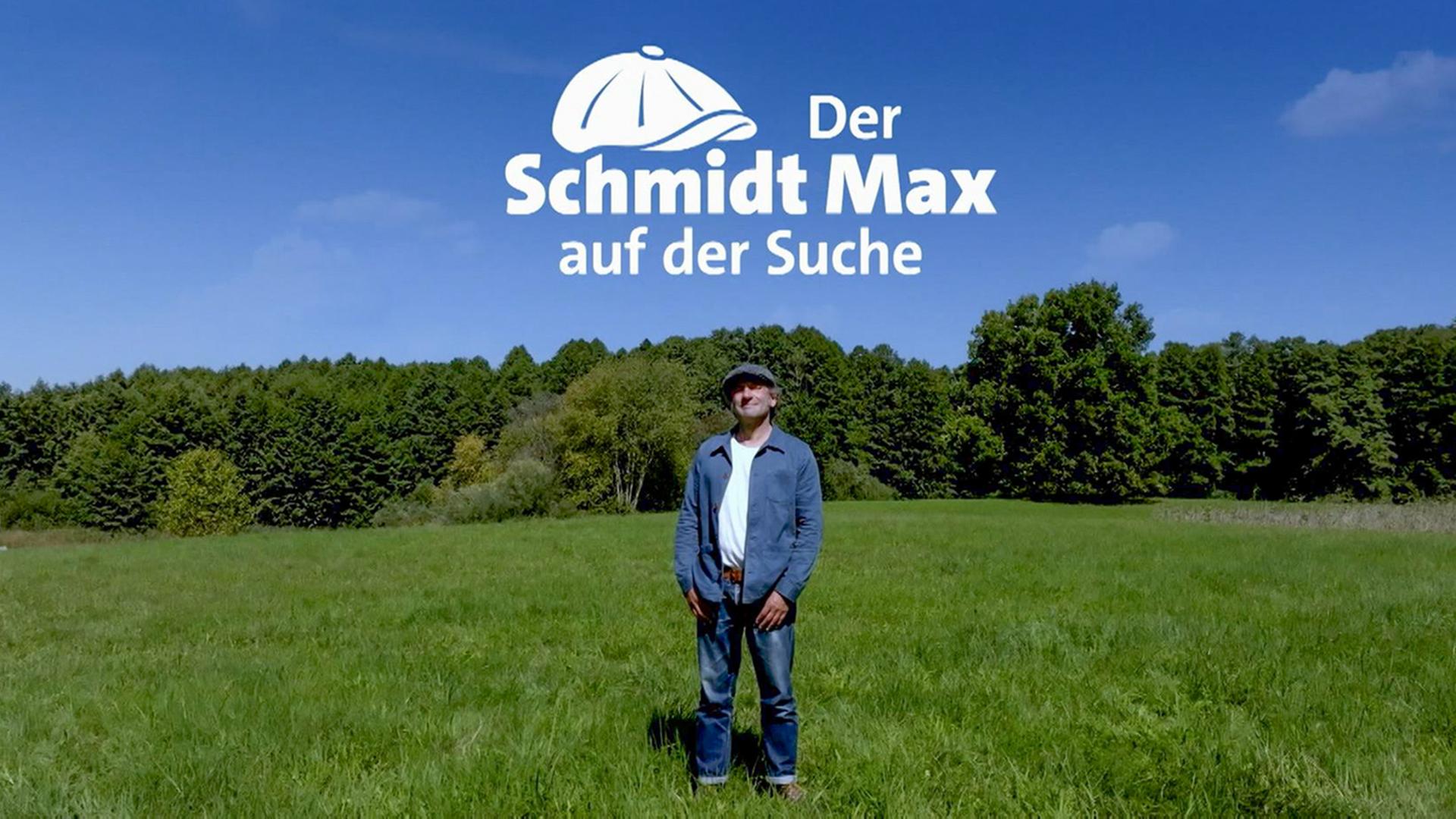 Schmidt Max steht auf einer Wiese 