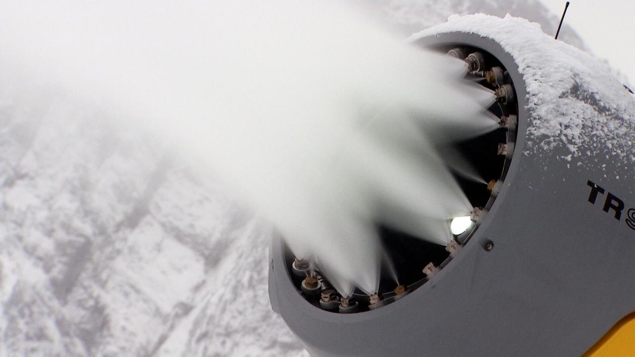 Eine Nahaufnahme einer Schneekanone 