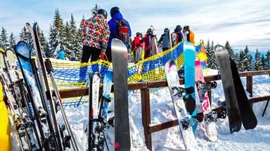 Bunte Snowboarde und Wintersportler