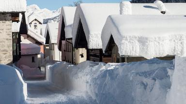 Schneebedeckte Häuser