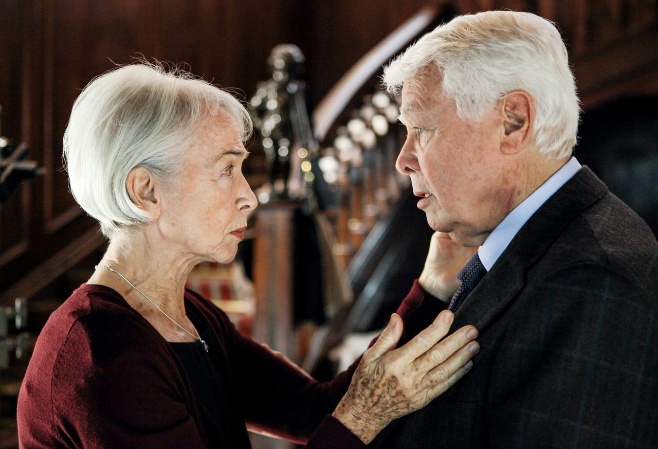 ein vertrautes paar spricht miteinander