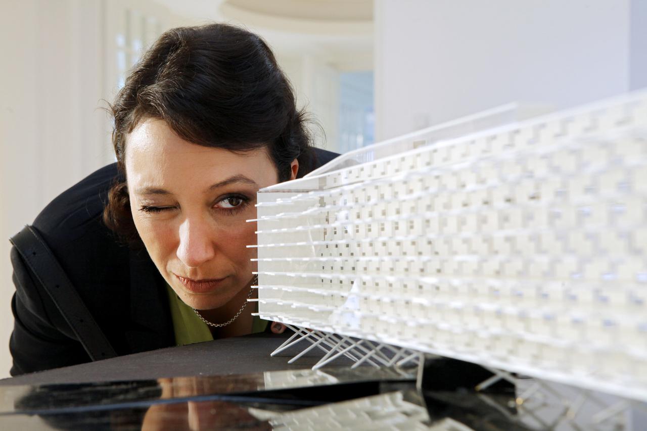 Ursula Strauss (Angelika Schnell)