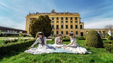 Die jungen Erzherzoginnen genießen ihren Nachmittag in der Sonne.